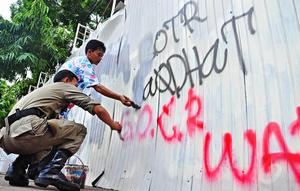 Sejumlah kelompok yang melakukan aksi Sahur On The Road ini mengotori dinding yang bertulisan SOTR di kawasan jalan Thamrin, Jakarta, Selasa (22/7/14) (Liputan6.com/Faizal Fanani)