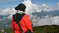 Pemandangan dari Cadas Gunung Marapi Sumbar. (Liputan6.com/ Novia Harlina)