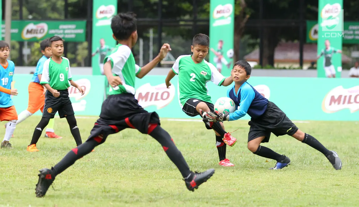 Anak-anak bertanding sepak bola pada babak 16 Besar MILO Football Championship Jakarta 2019 di Lapangan Banteng, Jakarta, Sabtu (2/3). Memasuki tahun kelima lebih dari 10.000  siswa dari 640 tim ikuti ajang berbakat. (Liputan6.com/Pool/Image Dynamics)