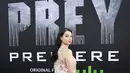 Amber Midthunder berpose di karpet merah saat menghadiri pemutaran film Prey di Regency Village Theatre di Los Angeles, California (2/8/2022). Dalam Prey, ia memerankan Naru, prajurit perempuan tangguh suku Comanche Nation yang berusaha melindungi rakyatnya dari The Predator. (MICHAEL TRAN / AFP)