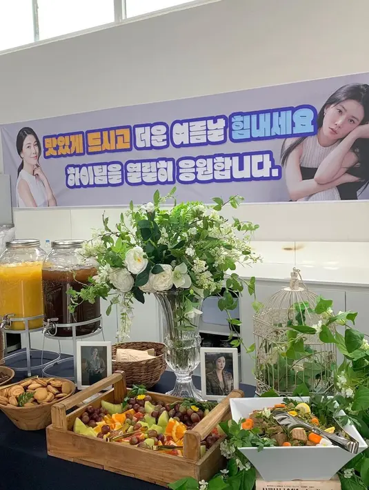 Sementara itu, spanduk area meja makan berbunyi, “Silakan makan enak dan bergembiralah meski cuaca panas. Saya dengan penuh semangat mendukung tim Hyde.” (Foto: Instagram/ lee.b0.young)