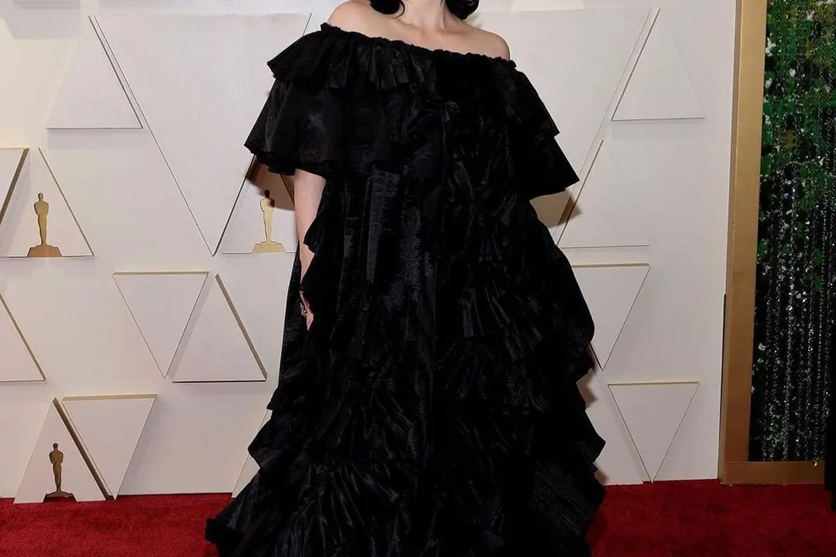 Penampilan Billie Eilish Bikin Pangling dengan Gaun Hitam di Oscars 2022