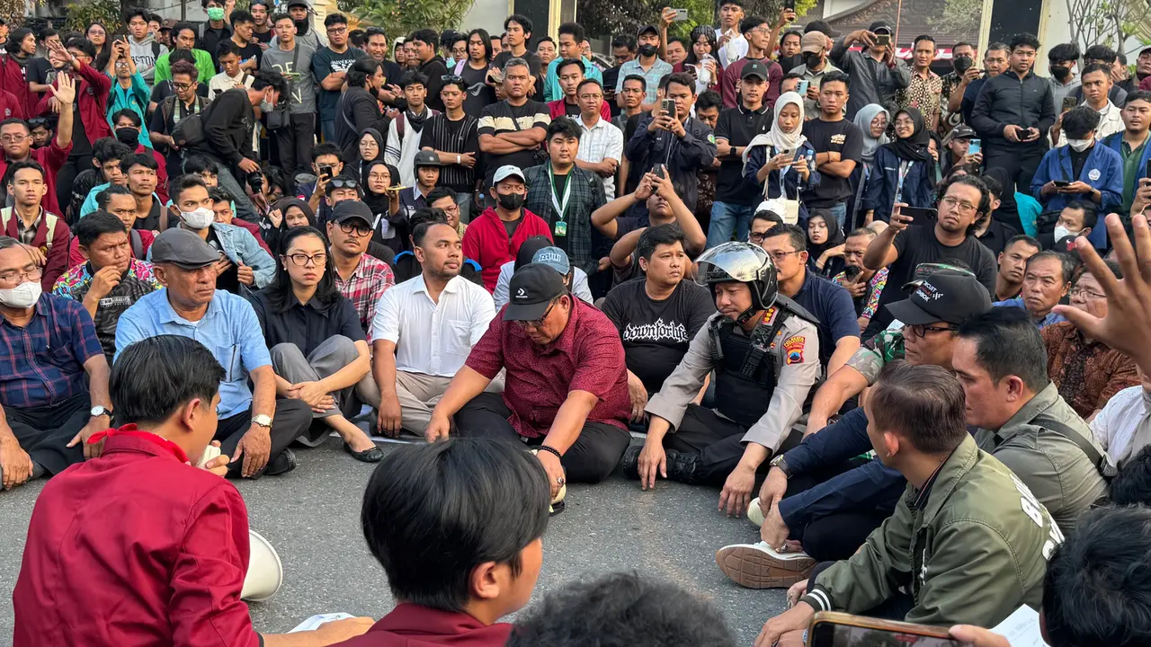 Ratusan mahasiswa dari berbagai perguruan tinggi