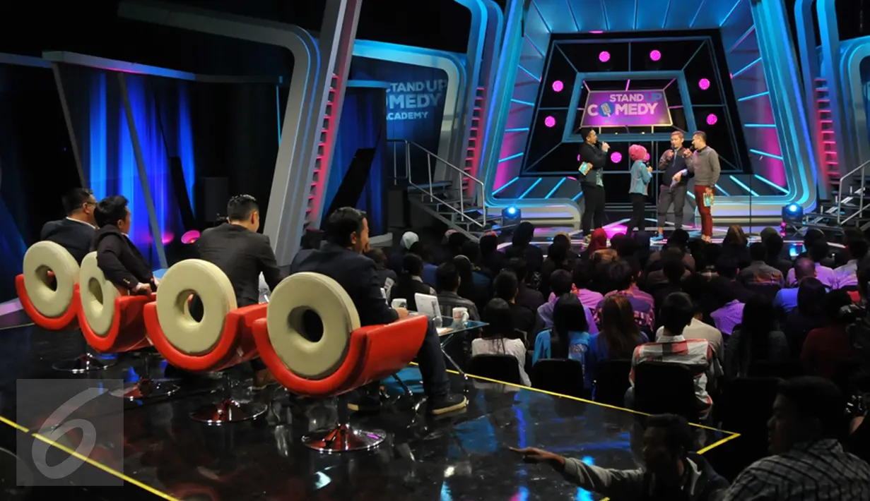 Suasana acara Standup Comedy Academy Indosiar, Jakarta, Senin (5/10/2015). Stand Up Comedy Academy Indosiar telah menemukan 24 comica yang akan bersaing mencari posisi pertama. (Liputan6.com/Faisal R Syam)