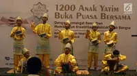 Sejumlah anak-anak tampil menghibur saat acara buka bersama PT Agung Podomoro Land Tbk dan 1.200 anak yatim di Pullman Central Park Jakarta, Selasa (22/5). (Liputan6.com/Arya Manggala)