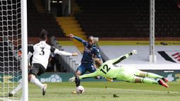 Penyerang Arsenal, Alexandre Lacazette, berusaha mencetak gol ke gawang Fulham pada laga Liga Inggris di Craven Cottage, London, Sabtu (12/9/2020) malam WIB. Arsenal menang 3-0 atas Fulham. (Paul Childs/Pool via AP)