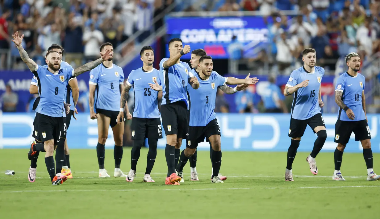 Adu penalti tak terhindarkan, dengan La Celeste pada akhirnya mengunci keunggulan 4-3 atas Les Rouges.  (AP Photo/Nell Redmond)