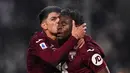 Pemain Torino Duvan Zapata (kanan) merayakan gol ke gawang Atalanta pada pertandingan sepak bola Serie A Liga Italia di Stadion Olimpico Grande Torino, Turin, Italia, Senin (4/12/2023). (Fabio Ferrari/LaPresse via AP)