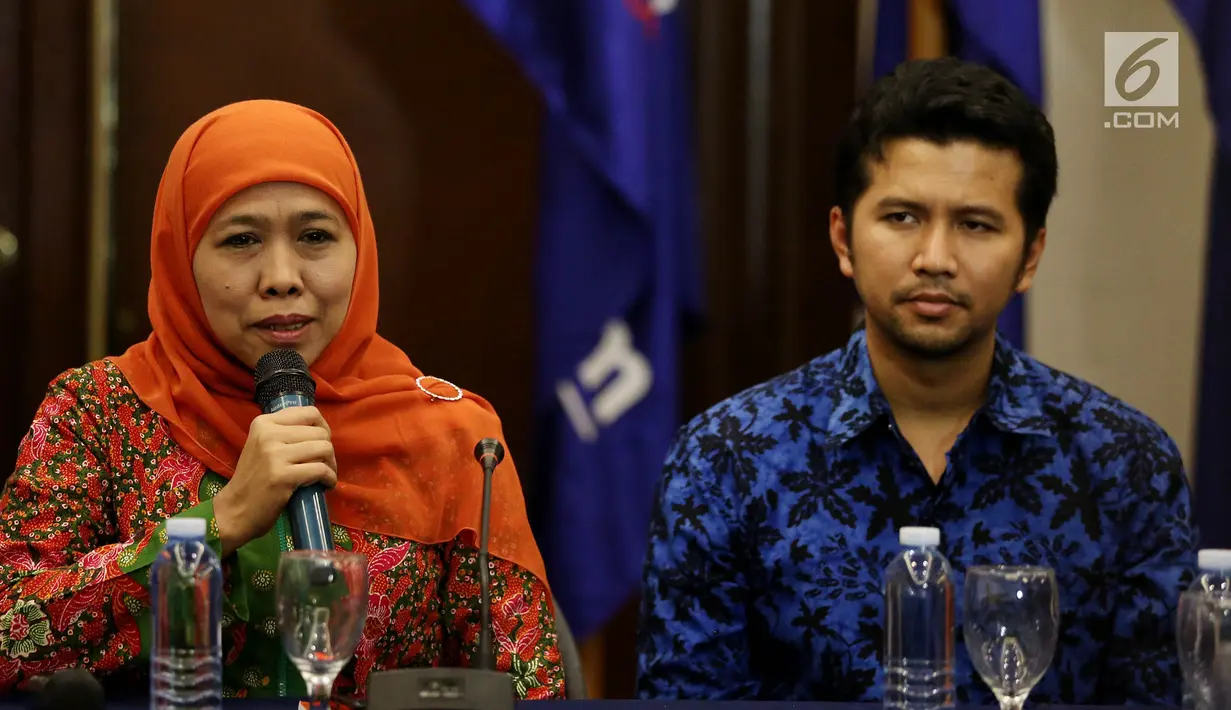 Balon Gubernur dan Wagub Jawa Timur, Khofifah Indar Parawansa (kiri) dan Emil Dardak (kanan) memberikan keterangan pers Persetujuan Pasangan Cagub dan Cawagub Jawa Timur di Kantor Partai Nasdem, Jakarta, Selasa (2/1). (Liputan6.com/Johan Tallo)