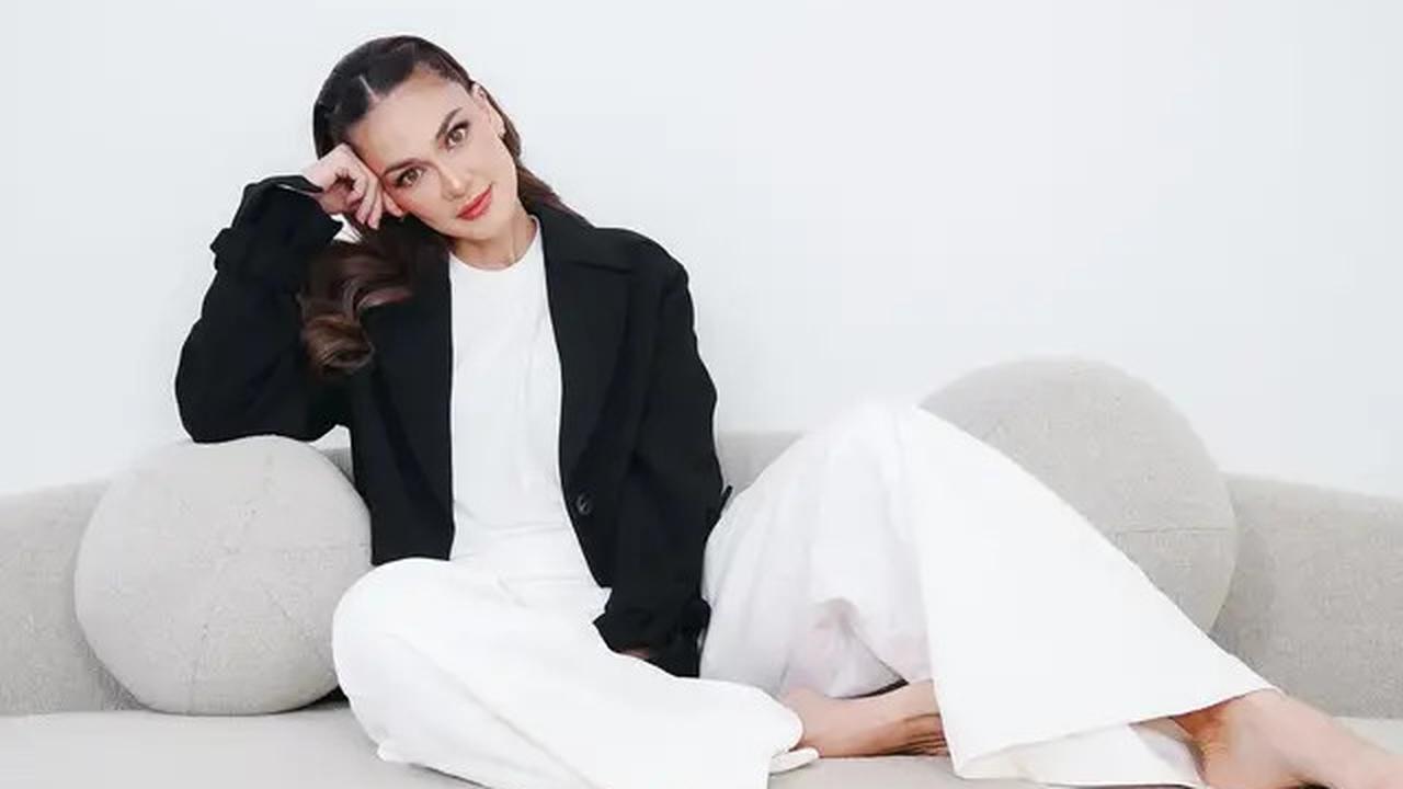 Intip Gaya Busana Independent Woman ala Luna Maya