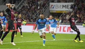 Pemain Napoli Matteo Politano, tengah, merayakan setelah mencetak gol pembuka timnya selama pertandingan sepak bola Serie A antara AC Milan dan Napoli, di stadion San Siro di Milan, Italia, Minggu, 9 September. 18, 2022. (Foto AP/Antonio Calanni)
