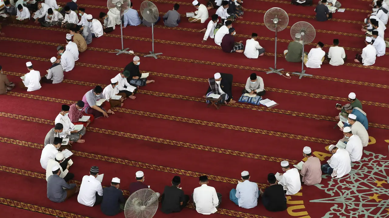 FOTO: Mengisi Bulan Suci Ramadhan dengan Membaca Alquran