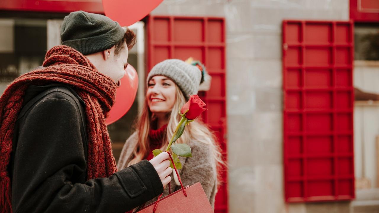 Ilustrasi pasangan cinta, romantis, bahagia