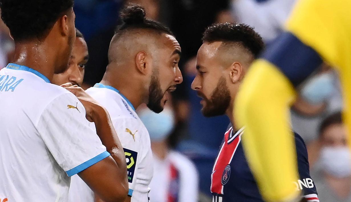 Striker Paris Saint-Germain, Neymar, bersitegang dengan pemain Marseille, Dimitri Payet, pada laga Liga Prancis di Stadion Parc de Princes, Minggu (13/9/2020).  (Photo by FRANCK FIFE / AFP)