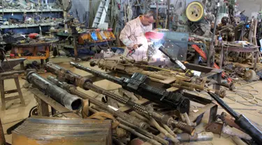 Seorang relawan memperbaiki senjata milik pasukan pemerintah Libya di sebuah bengkel di Misrata, Libya, 2 Mei 2019. Sejumlah relawan ikut membantu memperbaiki senjata pasukan pemerintah Libya yang diakui secara internasional. (REUTERS/Ayman al-Sahili)