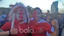 Fans Indonesia tidak mau ketinggalan berdandan mencolok saat mendukung Timnas Indonesia berlaga melawan Thailand pada laga final leg kedua Piala AFF 2016 di Stadion Rajamangala, Thailand. (Bola.com/Ario Yosia)