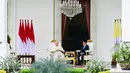 Jokowi dan pemimpin tertinggi gereja Katolik itu melakukan pembicaraan empat mata di beranda Istana Merdeka atau veranda talk. (Tiziana FABI / AFP)