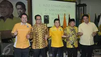 Sejumlah calon Ketua umum Partai Golkar bersalaman di Jakarta, Sabtu (7/5). Nomer urut tersebut akan di gunakan pada pemilihan Ketua Umum saat Penyelenggaraan Munaslub Golkar pada tanggal 15 Mei 2016 di bali. (Liputan6.com/Johan Tallo)