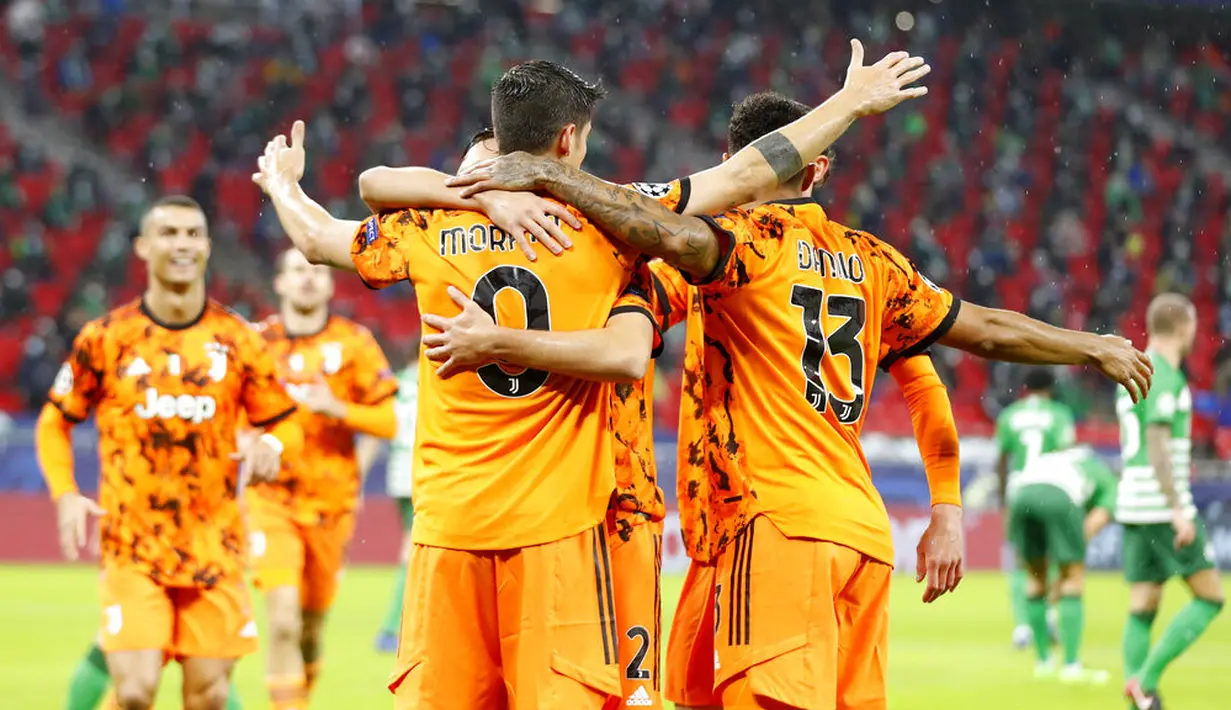 Pemain Juventus Alvaro Morata (tengah) melakukan selebrasi usai mencetak gol ke gawang Ferencvaros pada pertandingan Grup G Liga Champions di Puskas Arena, Budapest, Hungaria, Rabu (4/11/2020). Juventus menang 4-1. (AP Photo/Laszlo Balogh)