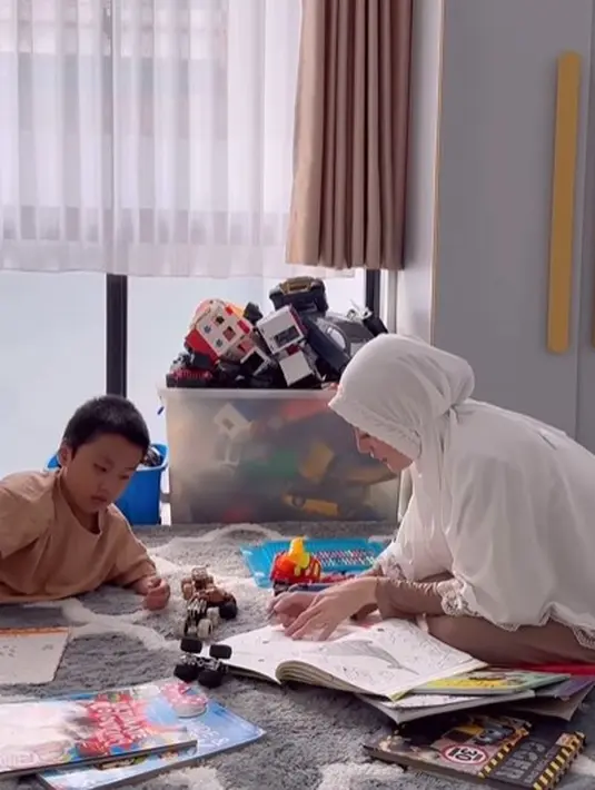 Tampak Larissa Chou menemani anaknya, Yusuf kala belajar [Instagram/larissachou]