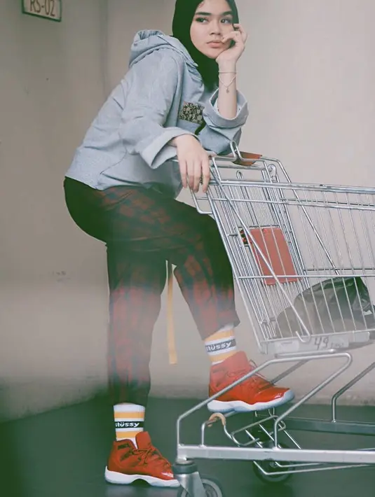 Tampilan wanita bersuara merdu ini memang tak berubah kalau bicara soal tomboy. Sama seperti saat belum berhijab, gaya berbusana Sivia pun kini masih bernuansa sporty.  (Instagram/siviazizah)