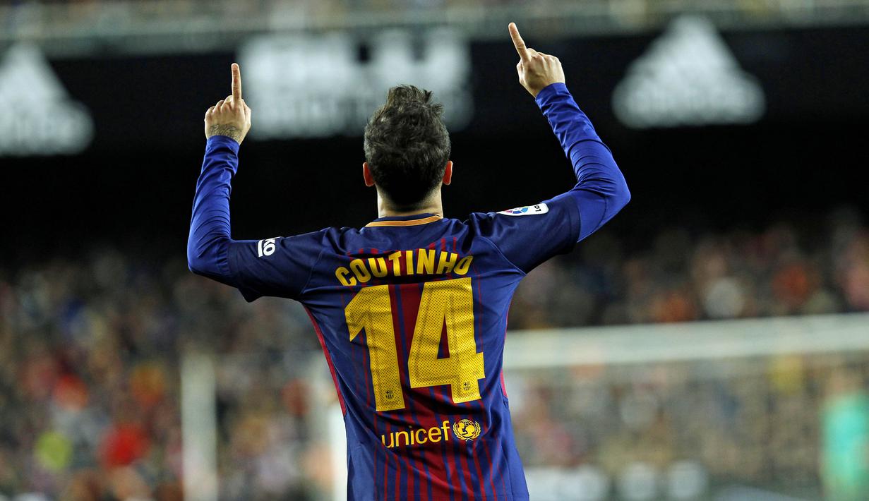 Gelandang Barcelona, Philippe Coutinho, melakukan selebrasi usai mencetak gol ke gawang Valencia pada laga leg kedua semifinal Copa del Rey di Stadion Mestalla, Kamis (8/2/2018). Barcelona menang 2-0 atas Valencia. (AP/Alberto Saiz)