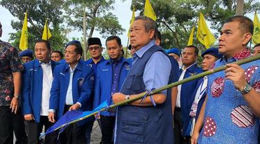Ketua Partai Demokrat SBY ketika melihat bendera dan baliho yang dirusak di Pekanbaru.