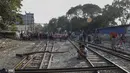 Demonstran berdiri di rel kereta api mengganggu layanan kereta selama protes terhadap kudeta militer di Mandalay, Myanmar (17/2/2021). Para demonstran menuntut junta militer membebaskan pemimpin de facto Myanmar Aung San Suu Kyi dan tokoh politik berpengaruh lainnya yang ditahan. (AP Photo)