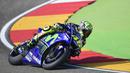 Pebalap Movistar Yamaha, Valentino Rossi, mengikuti sesi latihan bebas ketiga MotoGP Aragon, Sabtu (23/9/2017). Setelah dinyatakan pulih, pebalap asal Italia itu siap untuk tampil pada balapan MotoGP Aragon, Minggu (24/9/2017). (AFP/Javier Soriano)