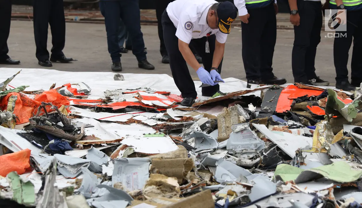 Petugas mendokumentasikan sejumlah barang temuan yang diduga serpihan pesawat Lion Air JT 610 di Pelabuhan JICT 2, Jakarta, Selasa (30/10). Sejumlah barang ditemukan petugas gabungan dalam operasi pencarian. (Liputan6.com/Helmi Fithriansyah)