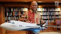 Komisaris PT Regio Aviasi Industri Ilham Habibie saat sesi foto di samping Replika Pesawat R80 seusai melakukan penandatanganan Partneship Agreement dengan investor R80, Jakarta, Kamis (22/2). (Liputan6.com/JohanTallo)
