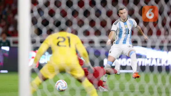 <p>Pemain Timnas Argentina, Giovani Lo Celso (kanan) menendang bola ke gawang Timnas Indonesia dalam pertandingan FIFA Matchday 2023 di Stadion Utama Gelora Bung Karno, Jakarta, Senin (19/6/2023). (Bola.com/Bagaskara Lazuardi)</p>