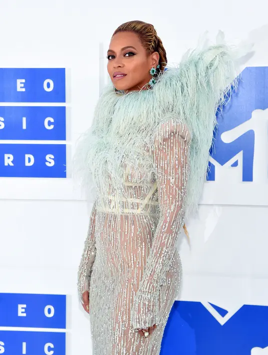 Beyonce tampil dengan 'sayap' di pundaknya saat ajang MTV Video Music Awards (VMA) 2016 di New York, Minggu (28/8). Beyonce juga mencuri perhatian dengan gaun dramatis yang dihiasi kristal serta bulu. (Jamie McCarthy/GETTY IMAGES NORTH AMERICA/AFP)