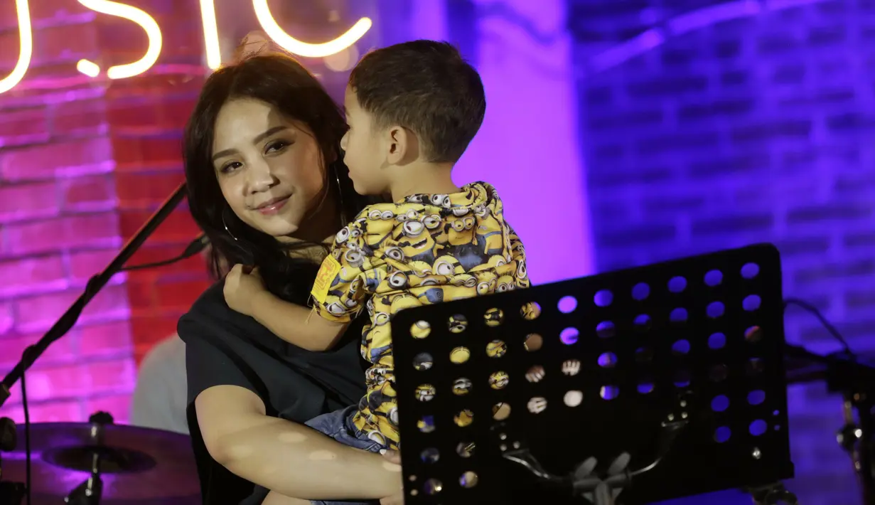 Rafathar lahir pada  15 Agustus 2015. Diusianya yang belum genap 4 tahun, Rafathar sudah terkenal berkat ketenaran kedua orangtuanya. Meski begitu Nagita berusaha mendidik Rafathar sebaik mungkin. (Kapanlagi/Agus Apriyanto)