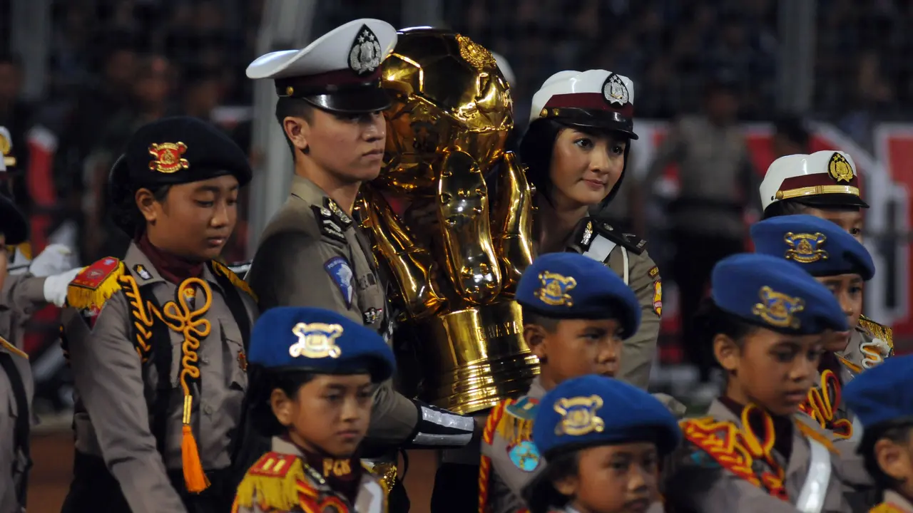 Ricca Khalmas, polisi wanita cantik pembawa trofi Torabika Bhayangkara Cup 2016