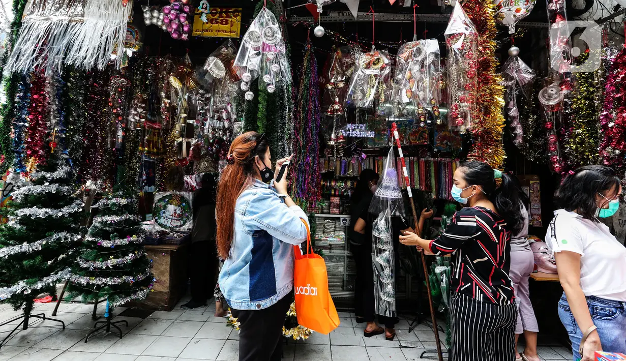 Warga berburu dekorasi dan pernak-pernik Natal di Pasar Asemka, Jakarta, Rabu (16/12/2020). Jelang Natal, masyarakat Ibu Kota yang merayakannya mulai berburu dekorasi dan pernak-pernik, dengan tujuan mempercantik rumah mereka saat perayaan 25 Desember 2020. (Liputan6.com/Johan Tallo)