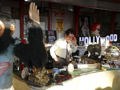 Seorang pria bernama Nick Metropolis yang dijuluki dengan "Raja koleksi furnitur" saat mengawasi tokonya di Hollywood , Los Angeles, (27/2). Barang - barang Nick sering disewakan atau dibeli untuk produksi film Hollywood. (REUTERS / Chris Helgren)