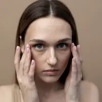Sebelum menyamarkannya, penting untuk memahami penyebab kantung mata, faktor genetik dan pola hidup seringkali mempengaruhinya. [Dok/freepik.com]
