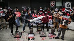 Massa gabungan organisasi masyarakat sipil Koalisi Gerak Lawan melakukan demo di Kedutaan Besar Swiss, Jakarta, Selasa (30/11/2021). Menurut mereka, kehadiran WTO bukan melahirkan solusi atas problematika rakyat di negara berkembang. (Liputan6.com/Faizal Fanani)