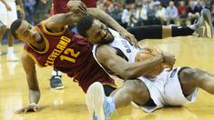 Aksi pemain Memphis Grizzlies, Tony Allen (depan) saat berebut bola dengan pemain Cleveland Cavaliers, Jordan McRae (belakang) pada laga NBA di FedExForum, (14/12/2016). Memphis menang 93-85. (Reuters/Nelson Chenault-USA TODAY Sports)