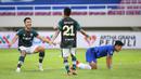 Pemain Persikabo 1973, Dimas Drajad (kiri) merayakan gol pertama timnya ke gawang PSIS Semarang yang dicetak Hendra Adi Bayauw (tengah) dalam laga pekan ke-12 BRI Liga 1 2021/2022 di Stadion Manahan, Solo, Kamis (18/11/2021). (Bola.com/Bagaskara Lazuardi)