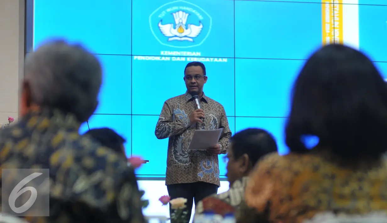 Mendikbud Anies Baswedan saat menyampaikan hasil kinerja selama setahun menjabat di kantor Kemendikbud, Rabu (30/12). Anies menyampaikan syarat kelulusan dalam ujian nasional yang terus menerus menjadi masalah. (Liputan6.com/Faisal R Syam)