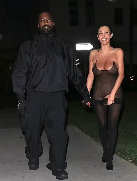 Gaya penuh kontroversi Bianca Censori pakai dress hitam transparan. Ia tak mengenakan inner apapun, sehingga dress ini memperlihatkan keseluruhan tubuhnya. [Foto: Instagram/alwaysyzy]