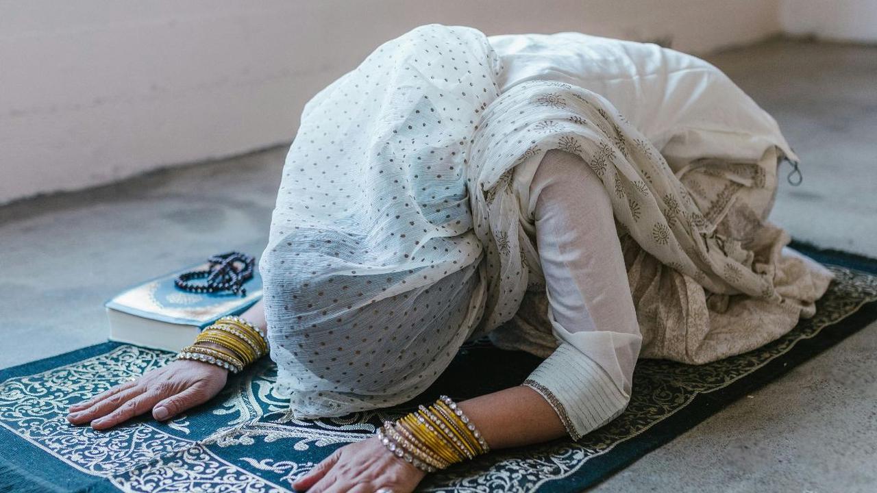 Sholat tahajud juga memiliki manfaat di hari akhir kelak, di mana pahala yang didapatkan akan menjadi penolong dan pembela bagi pelakunya di hadapan Allah SWT.
