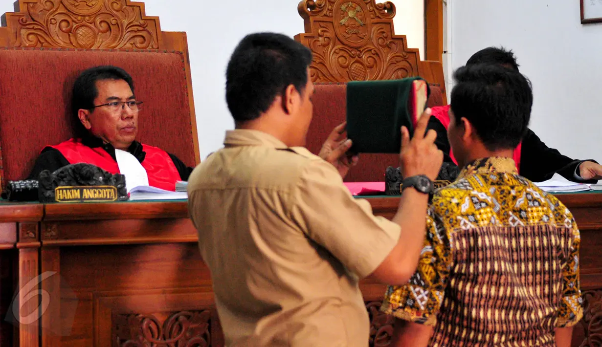 Seorang saksi melakukan sumpah saat menghadiri sidang lanjutan kasus kecelakaan maut di Arteri Pondok Indah dengan terdakwa Christopher Daniel di Pengadilan Negeri (PN) Jakarta Selatan, Kamis(28/5/2015). (Liputan6.com/Yoppy Renato)