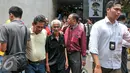 Warga Jalan Perjuangan, Kebon Jeruk usai menyambangi Polda Metro untuk tanyakan penanganan dugaan kasus penggelapan girik asli yang dilakukan Harry Tanoesoedibjo, Jakarta, Senin (22/2). (Liputan6.com/Yoppy Renato)