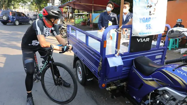 Ganjar saat temui mahasiswa Polines yang sedang borong dagangan PKL disekitar kampus. (Foto: Liputan6.com/Humas Provinsi Jateng)