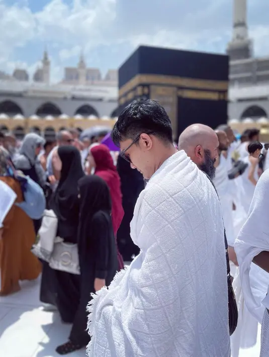 Boby juga baru saja pulang dari Tanah Suci untuk beribadah. Ia berdoa jadi sosok yang lebih baik dan dekat dengan Sang Pencipta. [Instagram @boby_tince]