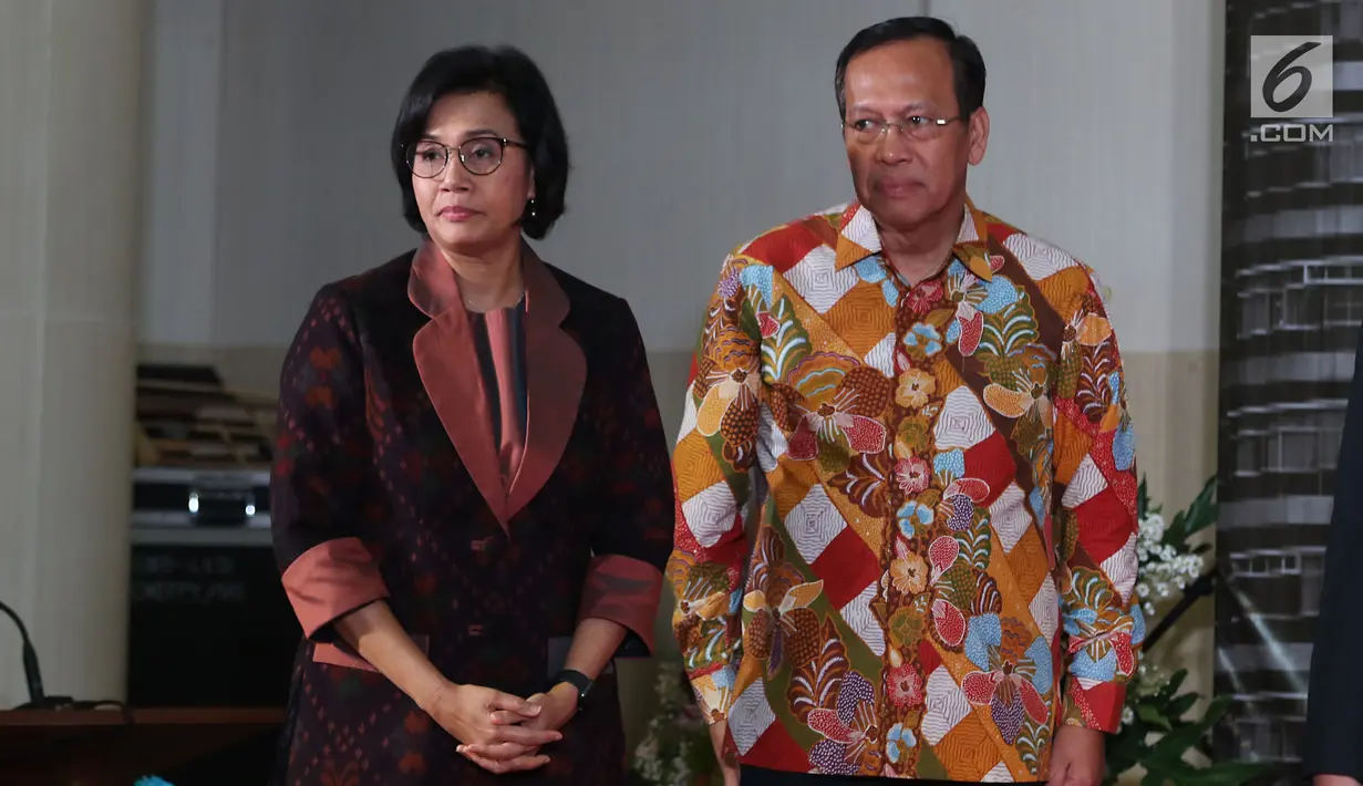 Menteri Keuangan Sri Mulyani (kiri) bersama Direktur Jenderal Pajak Robert Pakpahan saat memberikan apresiasi dan penghargaan kepada 30 Wajib Pajak (WP) di Jakarta, Rabu (13/3). (Liputan6.com/JohanTallo)