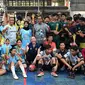 Alia Noorayu Laksono (tengah) berfoto bersama peserta Street Soccer Piala Kemenpora 2023